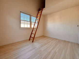 【洋室】 | 千葉市若葉区小倉台5丁目　中古戸建 | 収納や趣味スペースとして活用できるロフト付き居室です！