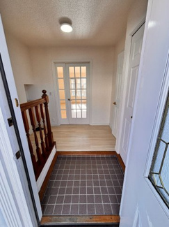 【玄関】 | 千葉市若葉区小倉台5丁目　中古戸建 | 明るく清潔感のある玄関でお客様をお出迎えするのにぴったりです！