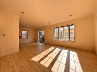 【居間・リビング】 | 千葉市若葉区小倉台5丁目　中古戸建 | 開放感のある広々としたリビングで家具の配置がしやすくで大きな窓からたっぷりの陽光と風を感じられる空間です♪