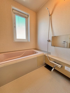 【浴室】 | 千葉市若葉区小倉台5丁目　中古戸建 | 換気もしやすく、日々のお手入れも簡単で1日の疲れをリフレッシュできる、快適なバスタイムを演出してくれます。