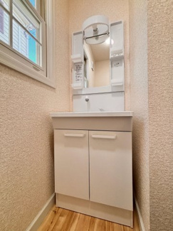 【独立洗面台】 | 千葉市若葉区小倉台5丁目　中古戸建 | 明るい新品の洗面所で、毎日の身支度も快適です！