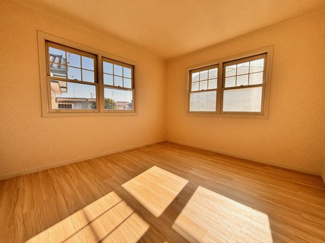 【洋室】 | 千葉市若葉区小倉台5丁目　中古戸建 | 子ども部屋や書斎など、ライフスタイルに合わせて活用できますし明るい日差しに包まれる、快適な空間となっております♪