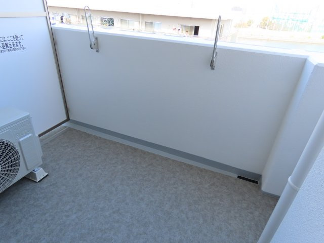 大阪市淀川区三津屋北２丁目の賃貸マンションのバルコニー