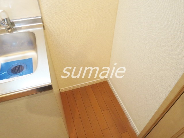 ヴィラージュ志伊Ⅱのキッチン|冷蔵庫置場はキッチン横です♪