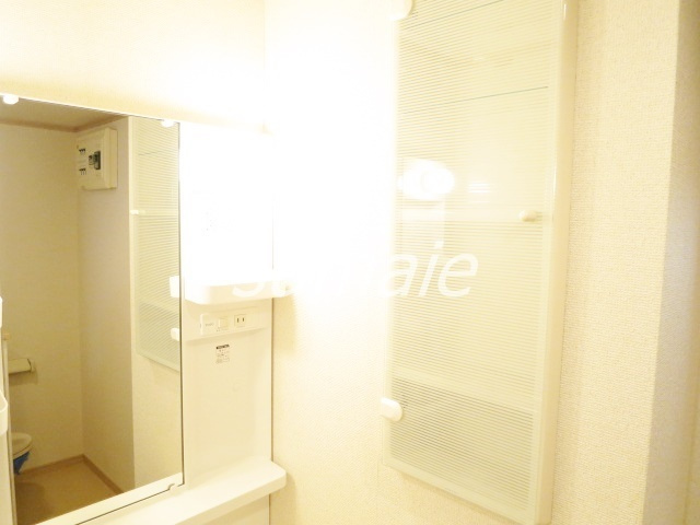 ヴィラージュ志伊Ⅱの洗面所|独立洗面台の横には収納です♪