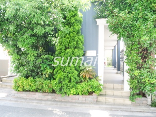 ヴィラージュ志伊Ⅱのエントランス|植栽が綺麗なエントランスですね！