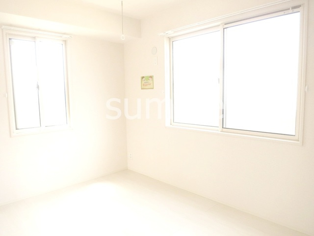 セレシェイラ弐番館の寝室|２面採光のお部屋です。