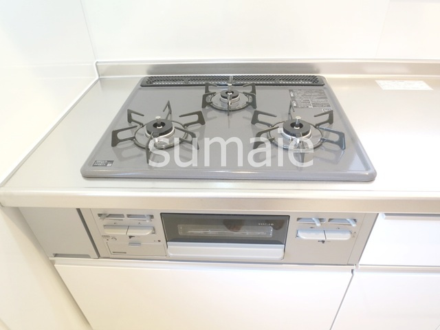 セレシェイラ弐番館のキッチン|３口ガスコンロ・グリル付いています。