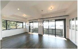 【居間・リビング】 | ユニーブル小岩 | 手を伸ばせば、ふれることが出来そうな環境が、そのままインテリアになったような印象です。その豊かな眺望にふさわしい空間には、通風・採光にも優れ、心地よい光と風があふれています