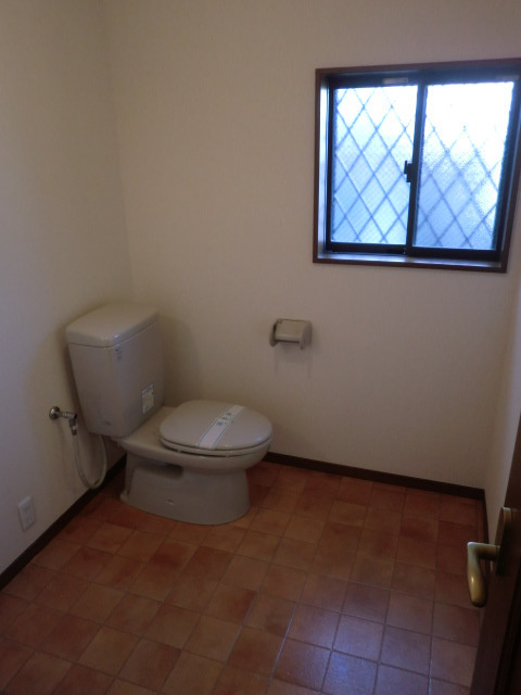 ロンウェル菊名　Ａ棟のトイレ|大きな窓がついてますので換気もバッチリ