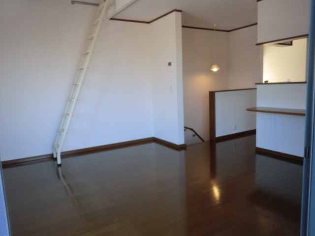 ロンウェル菊名　Ａ棟の居間・リビング|天井が高く2面採光！開放感あります！