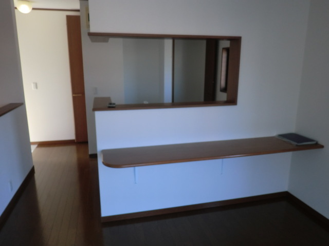 ロンウェル菊名　Ａ棟のその他|対面キッチンの裏には簡易テーブルが付いてます