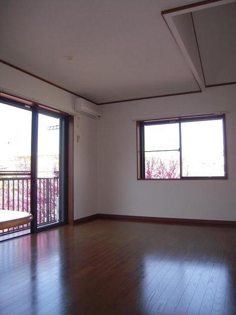 ロンウェル菊名　Ａ棟の居間・リビング|LDKは広々15帖♪2面採光♪