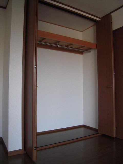 ロンウェル菊名　Ａ棟の収納|洋服など収納できるワイドなクローゼット♪