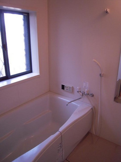 ロンウェル菊名　Ａ棟の浴室|窓があり換気できます♪