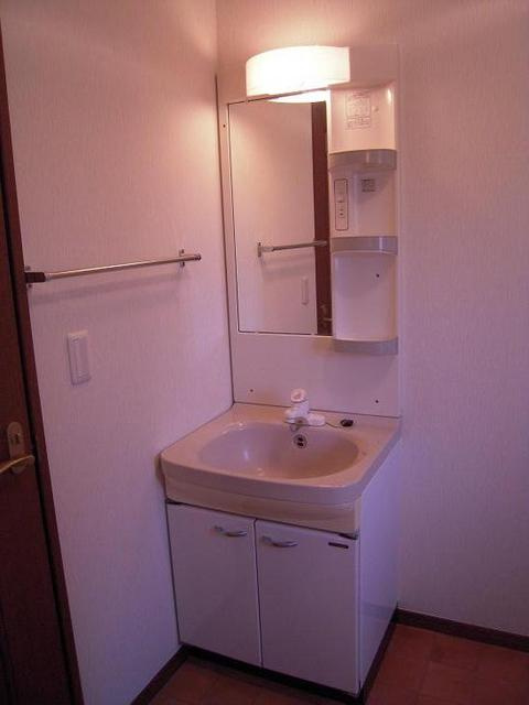 ロンウェル菊名　Ａ棟の洗面所|嬉しい独立洗面台です♪