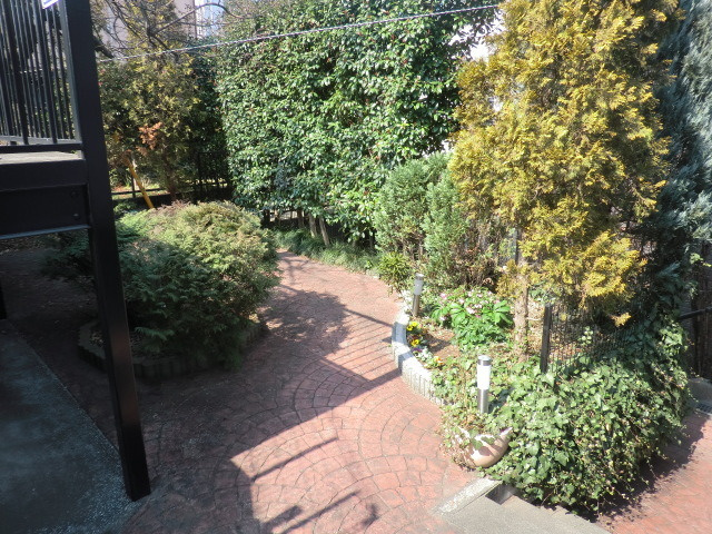 ロンウェル菊名　Ａ棟のその他|カラフルなインターロッキングに樹木の緑が映えますね