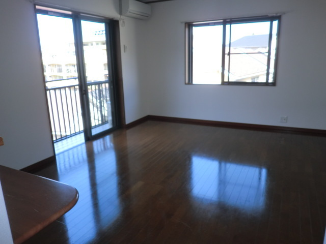 ロンウェル菊名　Ａ棟の居間・リビング|天井が高く角部屋で朝日が差し込むリビング！