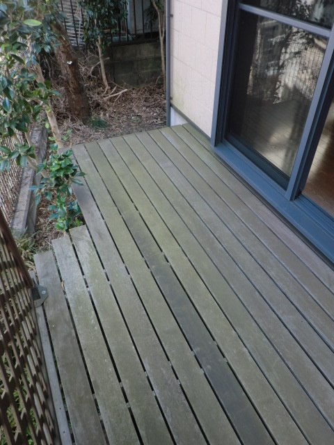 ロンウェル菊名　Ａ棟の設備|１F寝室の掃きだし窓からはウッド調デッキに出る事が出来ます！