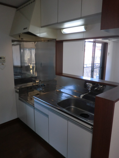 ロンウェル菊名　Ａ棟のキッチン|人気の対面キッチン　後ろのスペースもゆったり取れています！