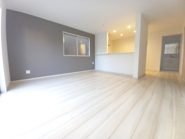 ◇平下平窪　6期　全4棟／3号棟　マルトまで徒歩7分♪◇の居間・リビング|同施工◆リビングの写真です◆　毎日の疲れを癒す広々としたLDK！
家族が集まるリビングには明るい日差しが差し込みます。
家族団らんの一時をお楽しみ下さい。