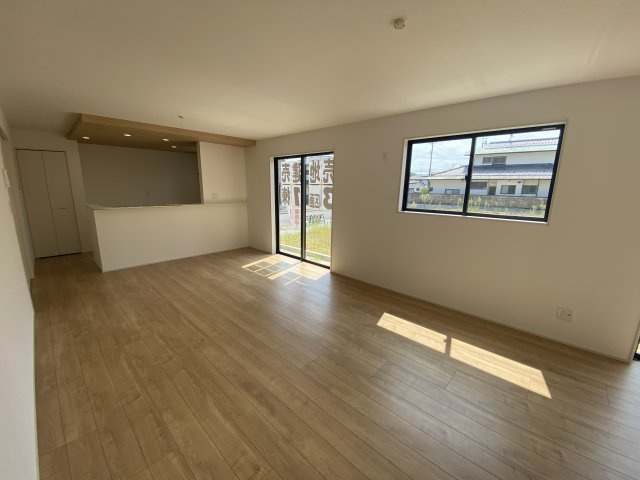 ◇平下平窪　6期　全4棟／3号棟　マルトまで徒歩7分♪◇の居間・リビング|同施工◆リビングの写真です◆　光あふれる開放的なリビングは自然と家族が集まる空間！家族団らんの時間を優しく見守るお住まいです！


