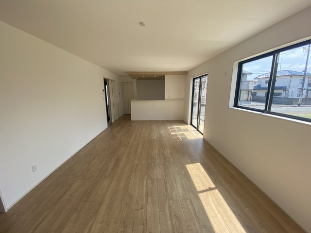 ◇平下平窪　6期　全4棟／3号棟　マルトまで徒歩7分♪◇の居間・リビング|同施工◆リビングの写真です◆　通風と採光を考慮したリビングは家族が自然と集まる空間となります！居心地の良いリビングで家族団らんを！