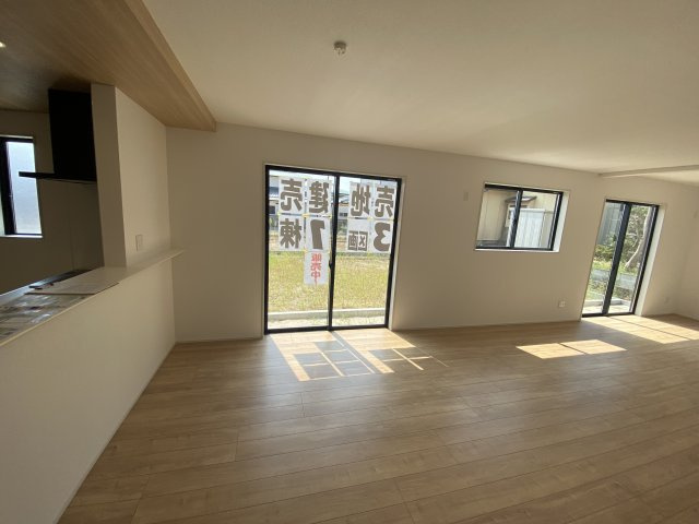 ◇平下平窪　6期　全4棟／3号棟　マルトまで徒歩7分♪◇の居間・リビング|同施工◆リビングの写真です◆　広いリビングで家族や友人と共に、ゆったりと快適に過ごせますね♪　インテリアもバリエーション豊かに楽しめます☆　