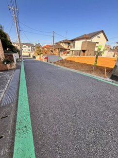 【前面道路含む現地写真】 | 若葉区みつわ台１丁目　売地　JR総武本線「都賀」駅　 | 南向きで陽当たりも良く閑静な住宅地は、毎日のお散歩など、伸び伸びスローライフの夢を叶えてくれます。緑も多く、環境も申し分ないので子育てには最適。