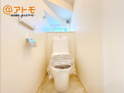 【トイレ】 | 御殿場市御殿場1期　新築一戸建て　2号棟 | 窓があり換気もすぐにできる、清潔感のあるトイレです♪