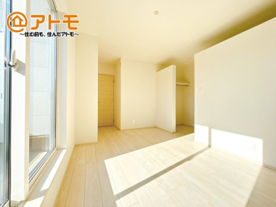 【寝室】 | 御殿場市御殿場1期　新築一戸建て　2号棟 | 各居室に収納がついているので、部屋の中をすっきり見せることができますね！