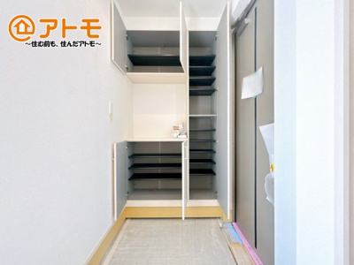 【玄関】 | 御殿場市御殿場1期　新築一戸建て　2号棟 | シューズボックスの棚は可動のため、背の高いブーツもきちんと収納できます。