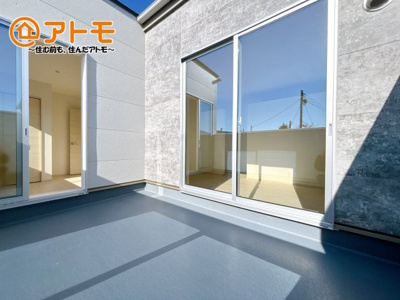 【バルコニー】 | 御殿場市御殿場1期　新築一戸建て　2号棟 | やっぱり助かる広々バルコニー♪お布団や洗濯物を干せるのはもちろん、広々としたバルコニーで少しでも家事を楽ちんに！