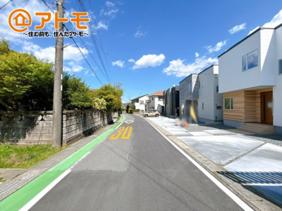 【前面道路含む現地写真】 | 御殿場市御殿場1期　新築一戸建て　2号棟 | 前面道路は車通りが少なく安心♪