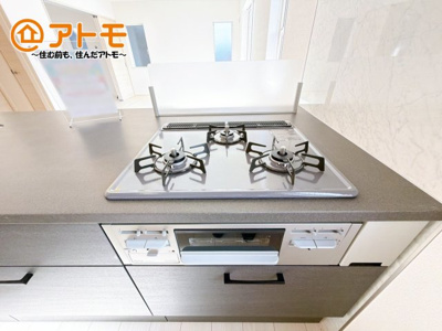 【設備】 | 御殿場市御殿場1期　新築一戸建て　2号棟 | ３口コンロは使い勝手がよくお料理も楽しくなりそうです♪