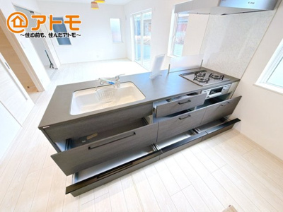 【キッチン】 | 御殿場市御殿場1期　新築一戸建て　2号棟 | リビングで遊ぶお子様にも目が届く、安心感で選ぶなら対面キッチン♪