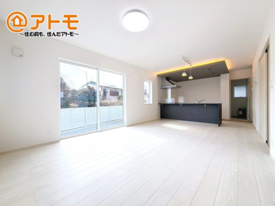 【居間・リビング】 | 御殿場市御殿場1期　新築一戸建て　2号棟 | 広々と開放的なLDKは、家族が自然と集まる広さ♪お子様のリビング学習にもピッタリ♪