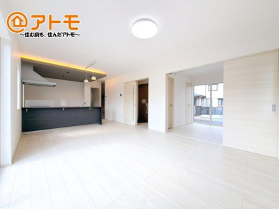 【居間・リビング】 | 御殿場市御殿場1期　新築一戸建て　2号棟 | 家族団らんのイメージは、リビングを思い浮かべませんか？リビングこそ広々とした空間が良いですね♪