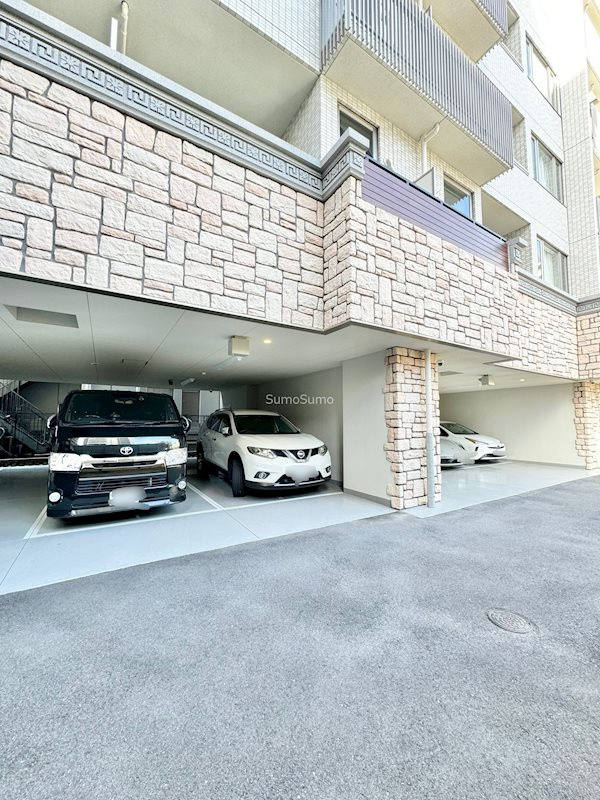 プレジオ難波ASIANの駐車場