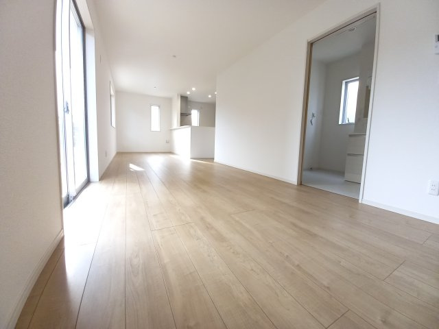 ◇平下平窪　6期　全4棟／1号棟　いわき駅まで車で9分♪◇の居間・リビング|同施工◆リビングの写真です◆
ホームパーティーも盛り上がりそうなおしゃれなリビング♪　広いリビングで快適に、ゆったりと過ごせますね♪