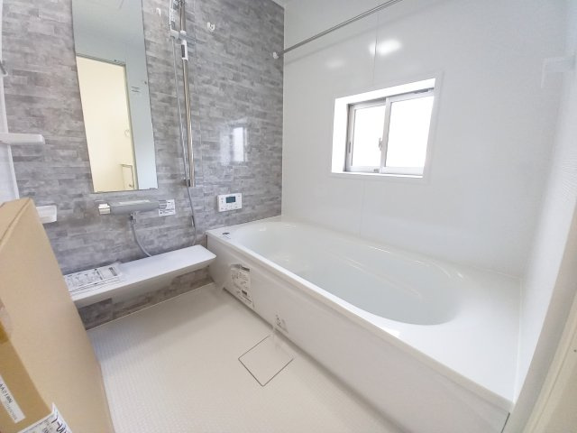 ◇平下平窪　6期　全4棟／1号棟　いわき駅まで車で9分♪◇の浴室|同施工◆ユニットバスの写真です◆　一日の疲れを癒してくれそうですね♪
浴室は汚れにくくお掃除のしやすい工夫が凝らされています。
億劫な日々のお掃除もラクラクにしてくれます。