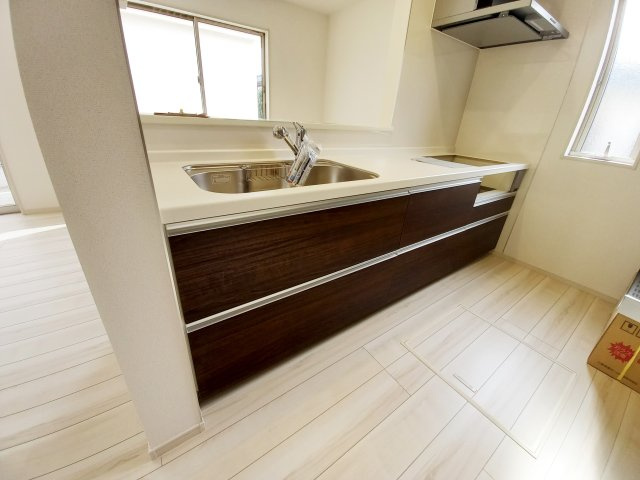 ◇平下平窪　6期　全4棟／1号棟　いわき駅まで車で9分♪◇のキッチン|同施工◆キッチンの写真です◆　目の前にリビングが広がる対面キッチンを採用、キッチンからリビング全体を見渡せる子育て中のご家族にも嬉しい造りです！