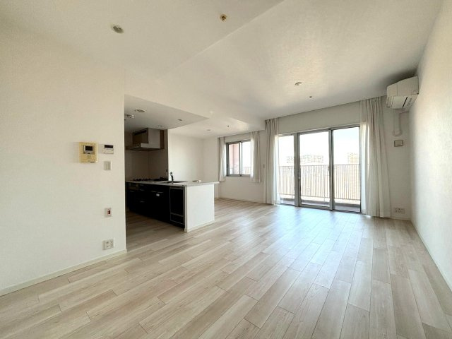 アーバンドックパークシティ豊洲タワーA棟の居間・リビング|【居間・リビング】「ＬＤＫは家族団らんをデザイン」広いＬＤＫでは家族が集まり一緒の時間を過ごせる工夫がされております。何気ない一日の当たり前のひとコマがいつか一生の宝物になります