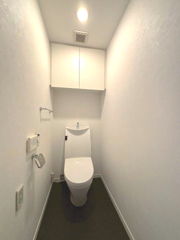 アーバンドックパークシティ豊洲タワーA棟のトイレ|【トイレ】 収納スペースをしっかりと確保した温水洗浄便座機能付きトイレ。温水洗浄便座は清潔にお使いいただくための大切なアイテムです。