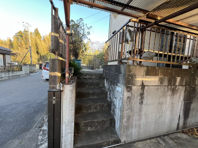 千葉県市原市南岩崎　中古戸建の外観|入口は階段になっています