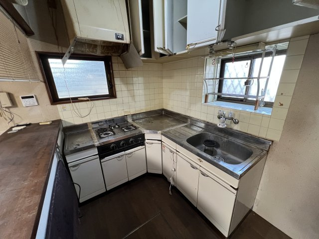 千葉県市原市南岩崎　中古戸建のキッチン|L字型のキッチンです