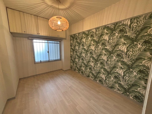 ファミール谷津の洋室|エキゾチックな雰囲気を醸し出すアクセントクロスと照明が印象的な約5.6帖洋室