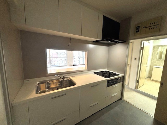 ファミール谷津のキッチン|３口ガスコンロ付きシステムキッチン