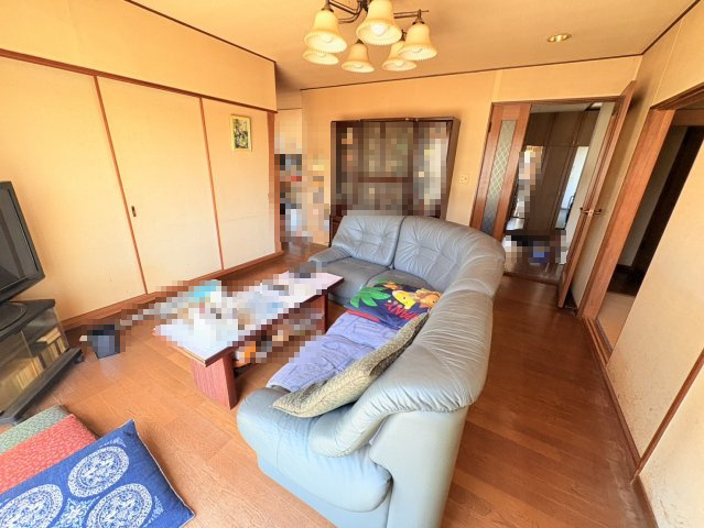 【玄関吹抜】泉台２丁目　戸建ての居間・リビング|ゆったりとしたリビングです