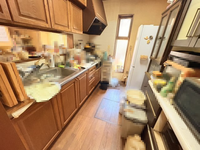 【玄関吹抜】泉台２丁目　戸建てのキッチン|キッチンでお料理をお楽しみください